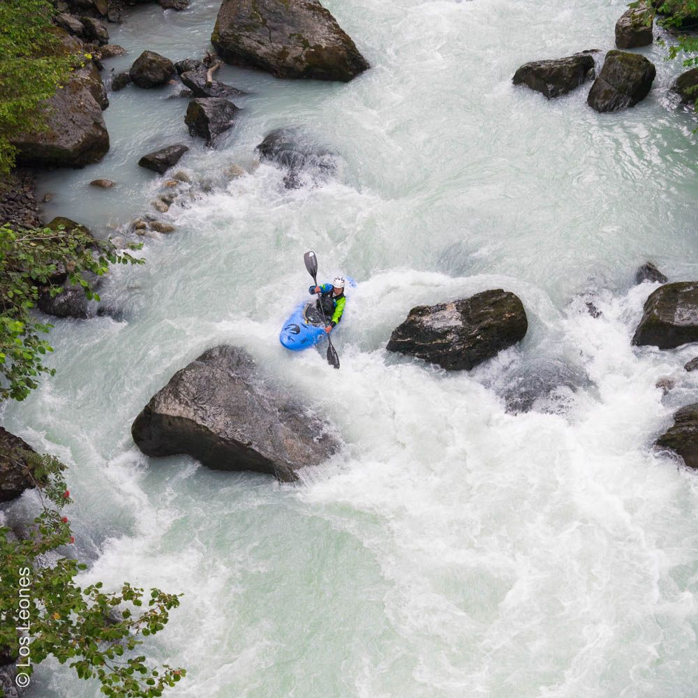 Wildwasser_SwissCanoe_byLosLeones_Franzi Biechler_RE_KAYAK_LUETSCHINEN_D657862-1