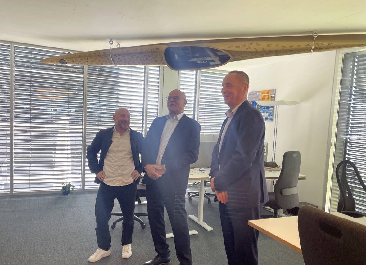 buro_1_lachend.jpg buro_1_lachend.jpg